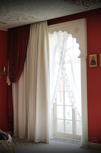 красные шторы в спальню блекаут