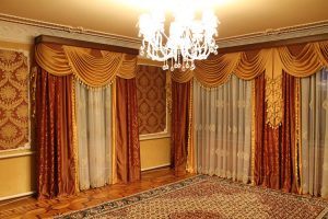 Фото красных классических штор